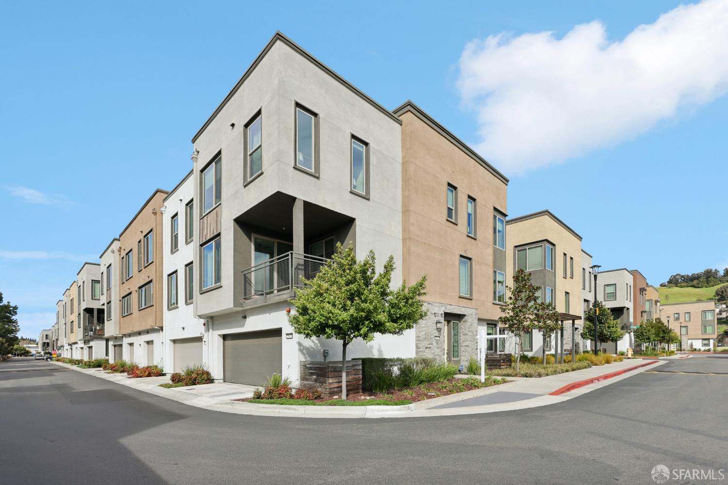 Detail Gallery Image 2 of 41 For 25422 Parklane Dr, Hayward,  CA 94544 - 4 Beds | 3/1 Baths