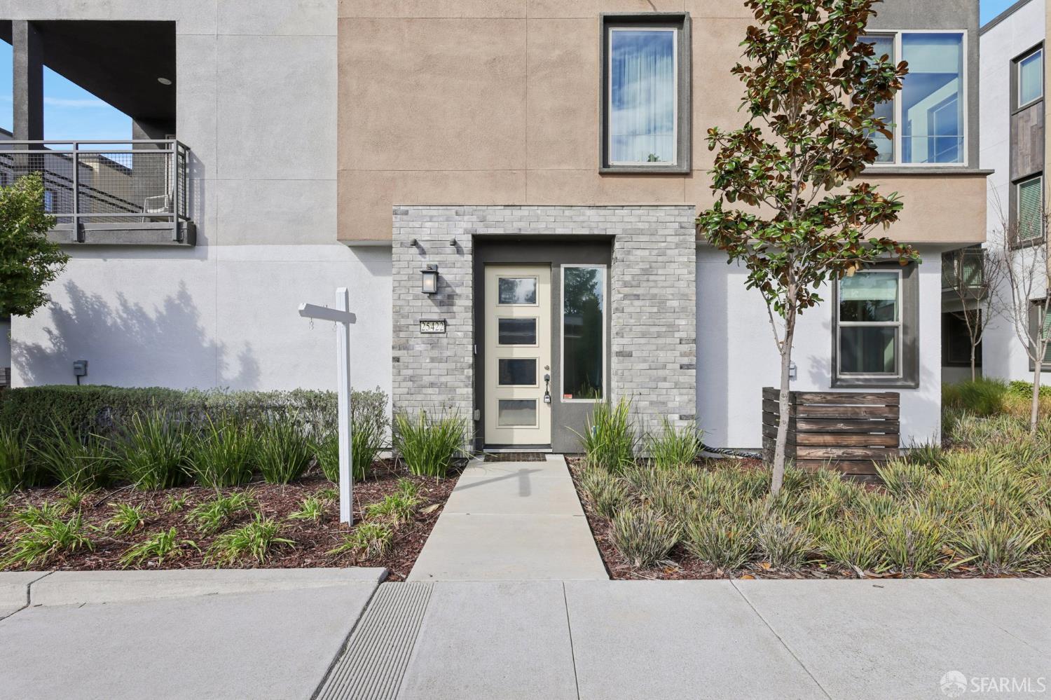 Detail Gallery Image 4 of 41 For 25422 Parklane Dr, Hayward,  CA 94544 - 4 Beds | 3/1 Baths