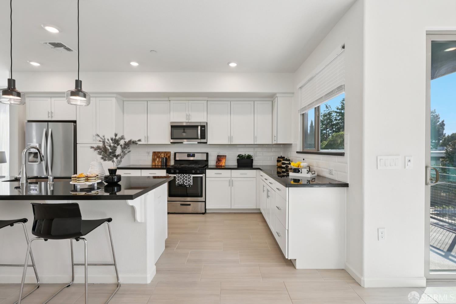 Detail Gallery Image 10 of 41 For 25422 Parklane Dr, Hayward,  CA 94544 - 4 Beds | 3/1 Baths