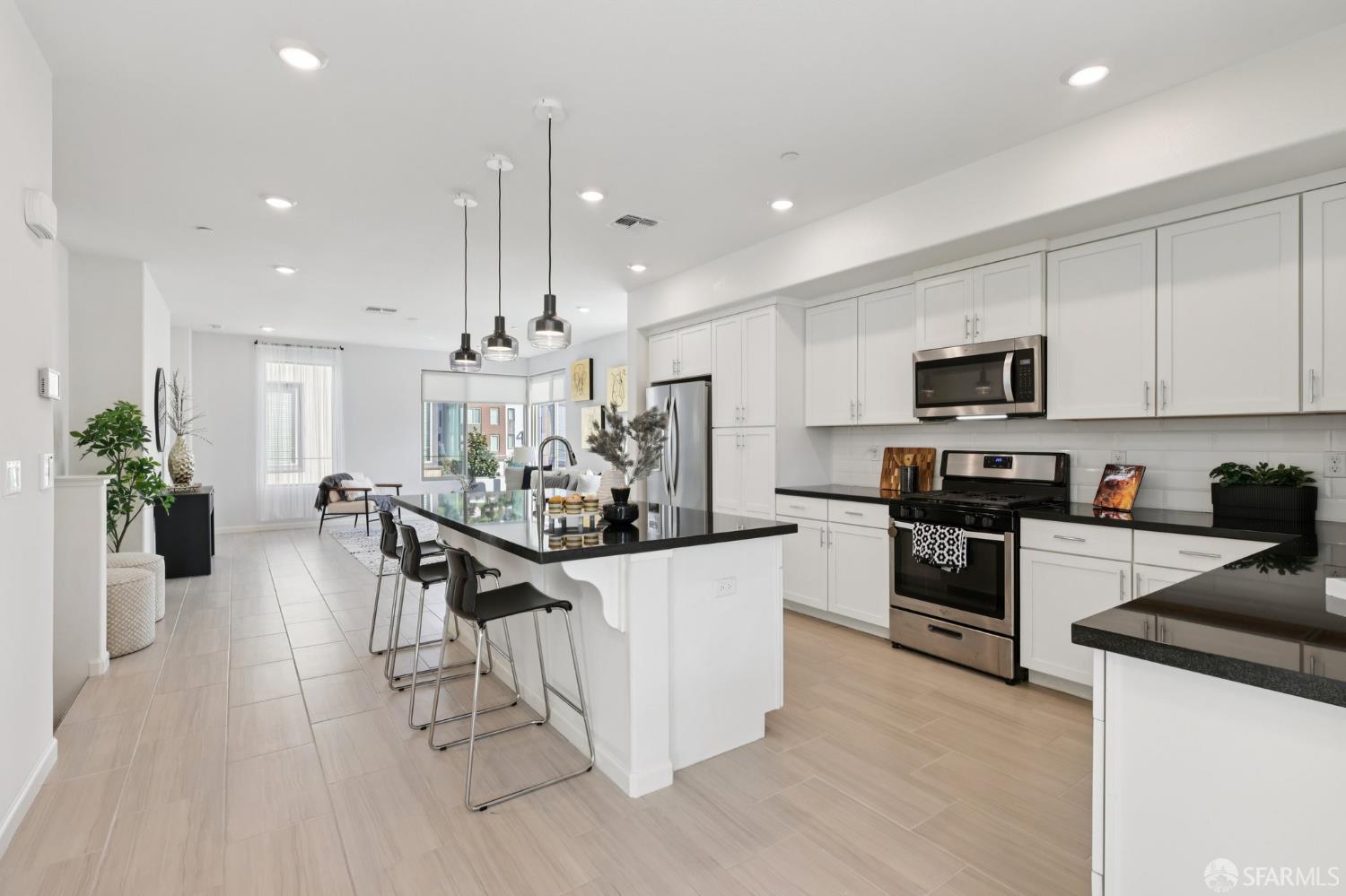 Detail Gallery Image 11 of 41 For 25422 Parklane Dr, Hayward,  CA 94544 - 4 Beds | 3/1 Baths