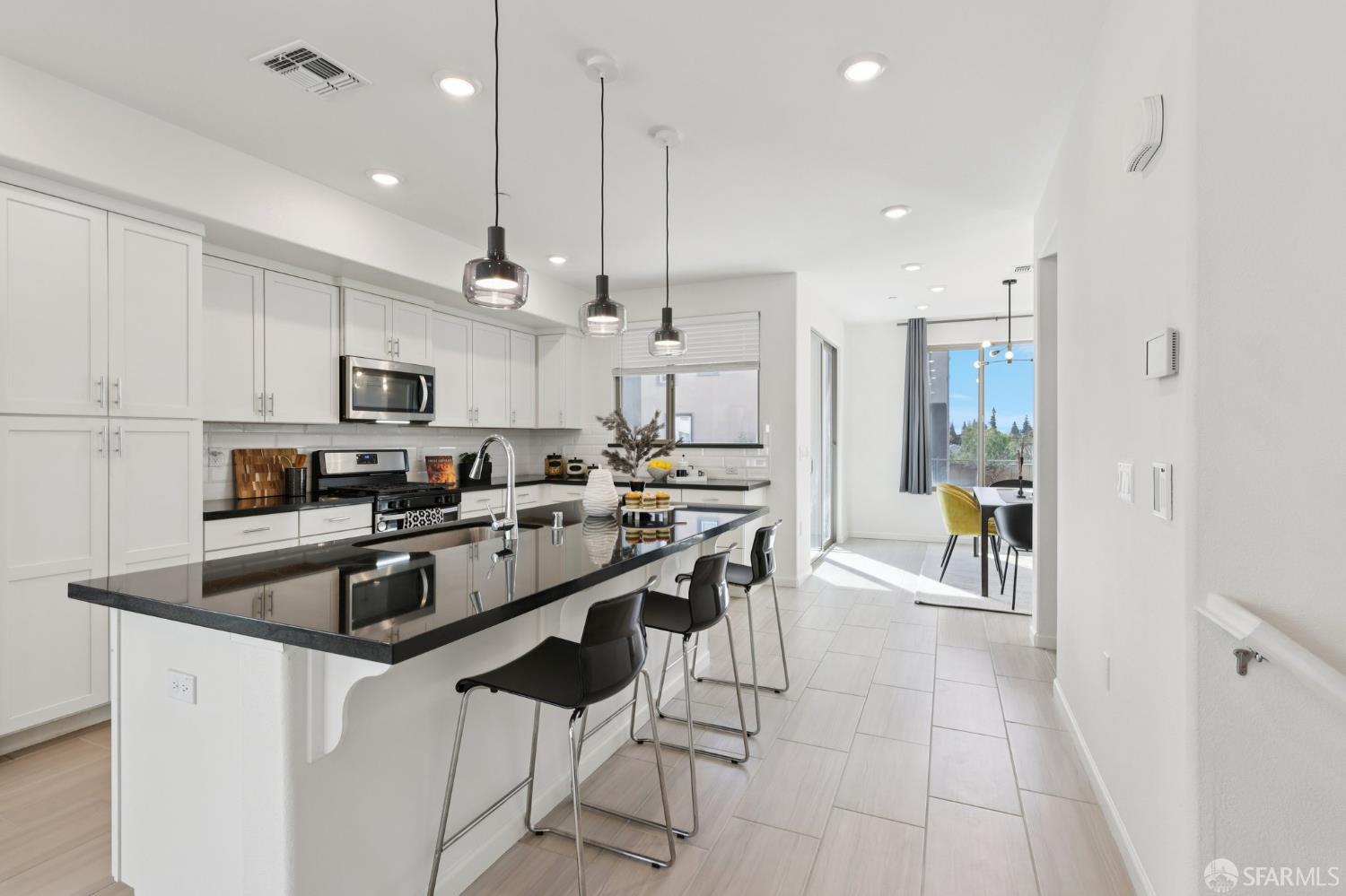 Detail Gallery Image 9 of 41 For 25422 Parklane Dr, Hayward,  CA 94544 - 4 Beds | 3/1 Baths