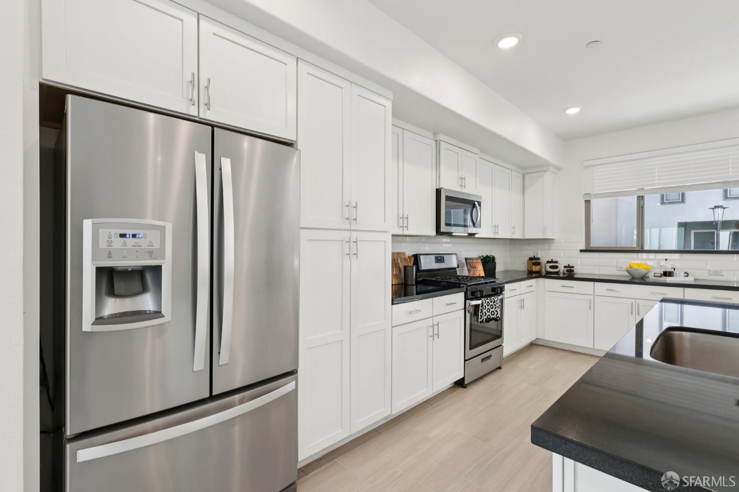 Detail Gallery Image 13 of 41 For 25422 Parklane Dr, Hayward,  CA 94544 - 4 Beds | 3/1 Baths