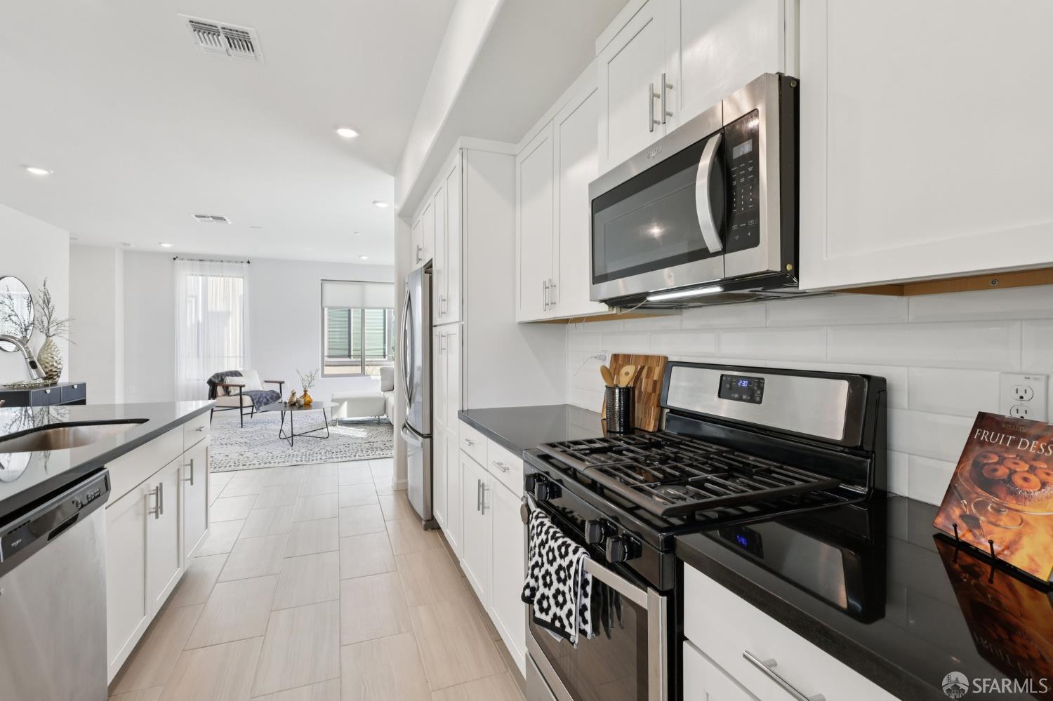 Detail Gallery Image 12 of 41 For 25422 Parklane Dr, Hayward,  CA 94544 - 4 Beds | 3/1 Baths