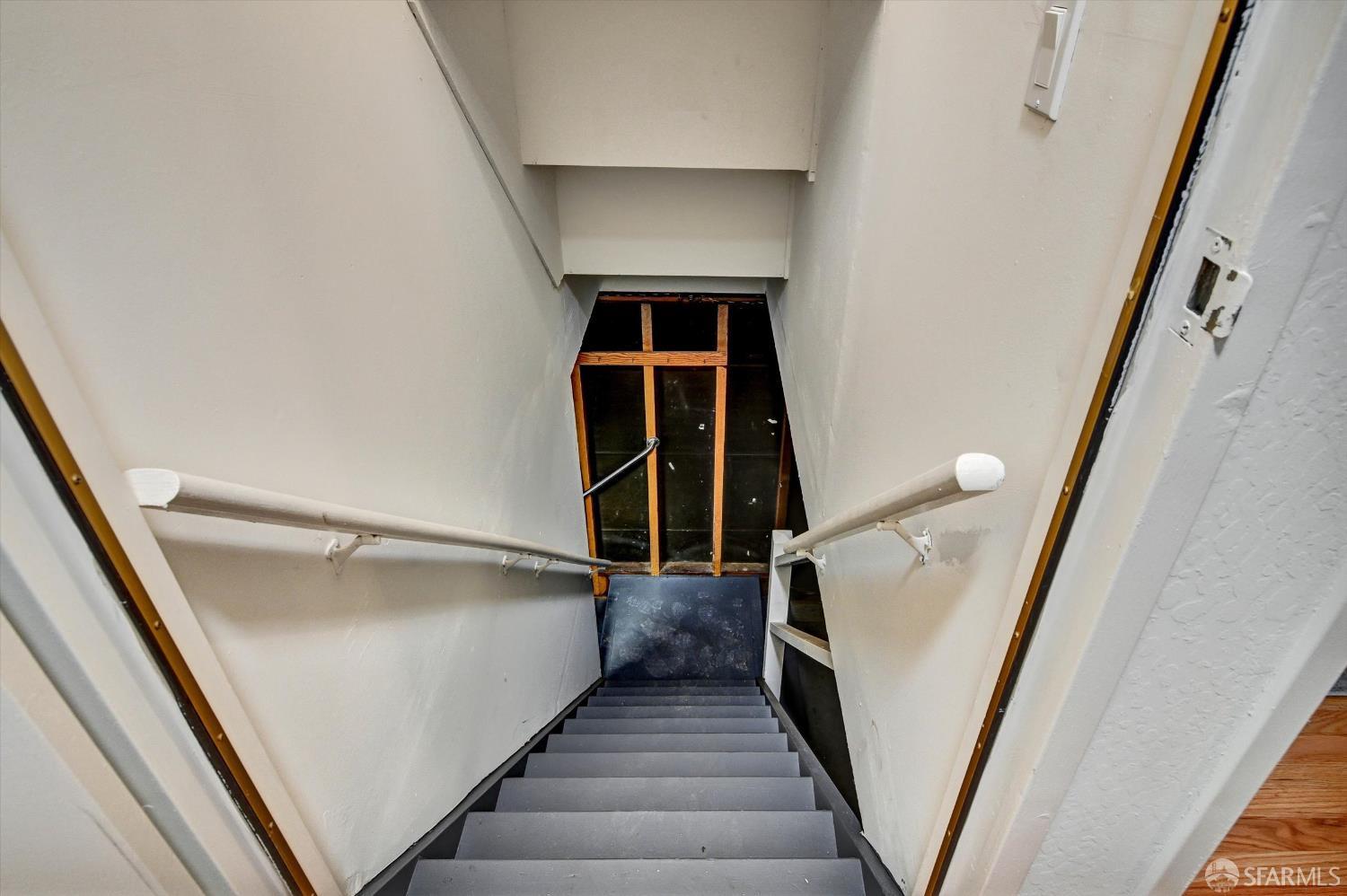 Detail Gallery Image 31 of 43 For 635 Parkview Cir, Pacifica,  CA 94044 - 4 Beds | 2 Baths