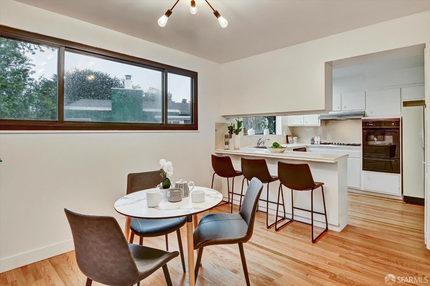 Detail Gallery Image 11 of 43 For 635 Parkview Cir, Pacifica,  CA 94044 - 4 Beds | 2 Baths