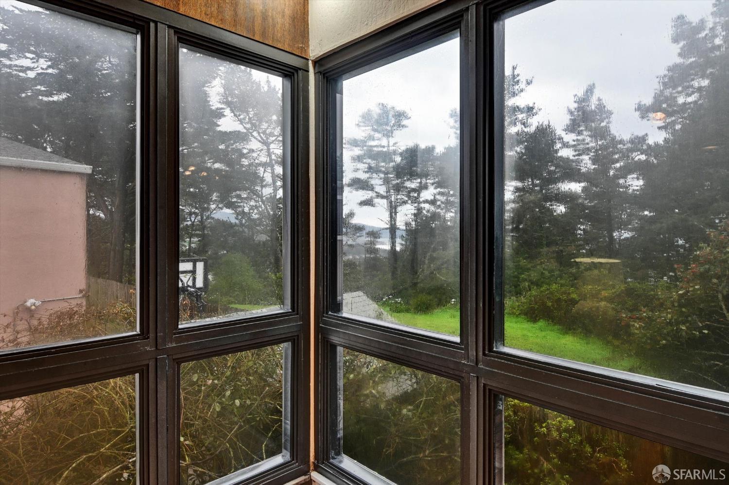 Detail Gallery Image 29 of 43 For 635 Parkview Cir, Pacifica,  CA 94044 - 4 Beds | 2 Baths