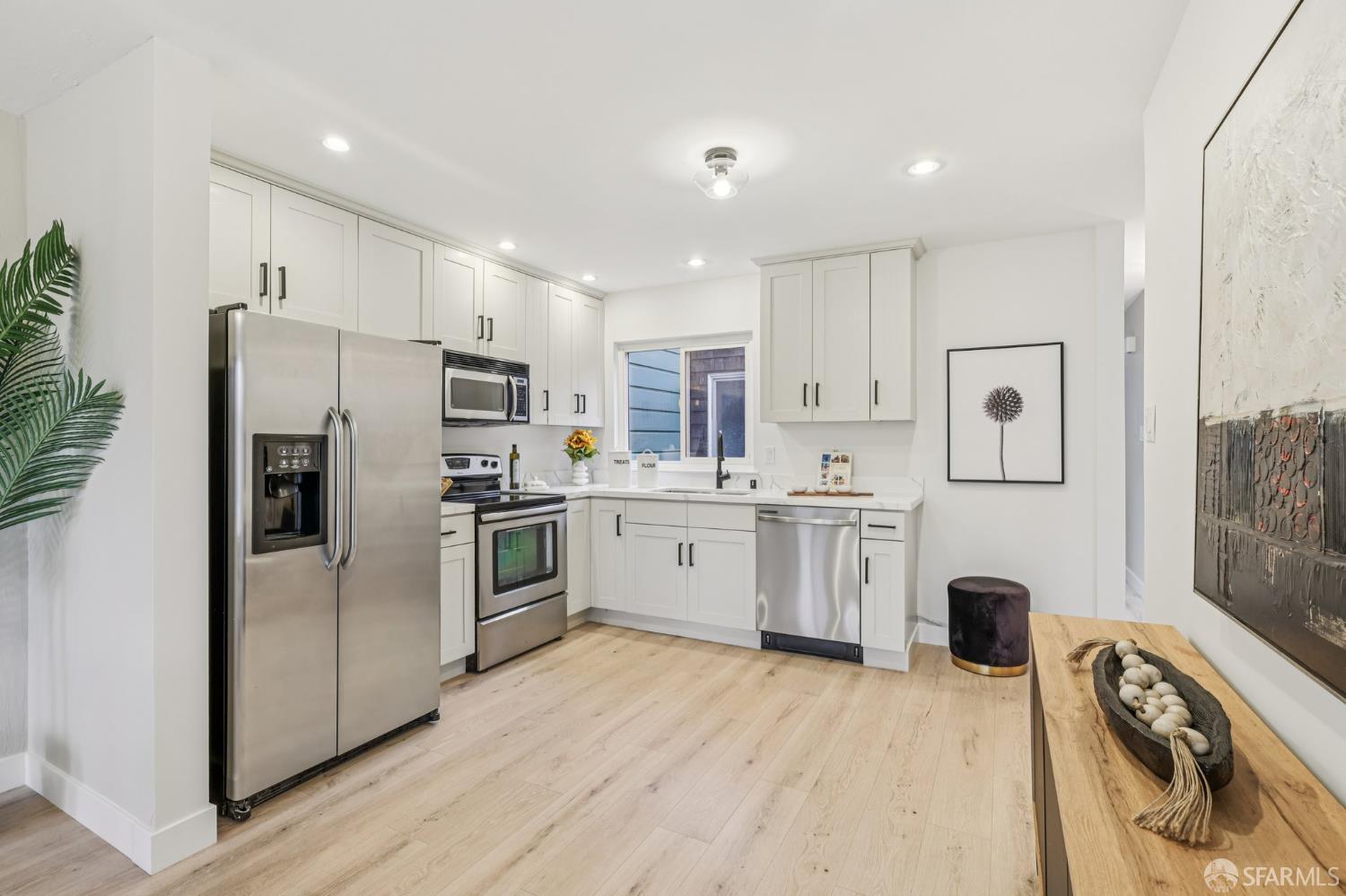 Detail Gallery Image 9 of 29 For 159 Carl St #3,  San Francisco,  CA 94117 - 3 Beds | 2 Baths