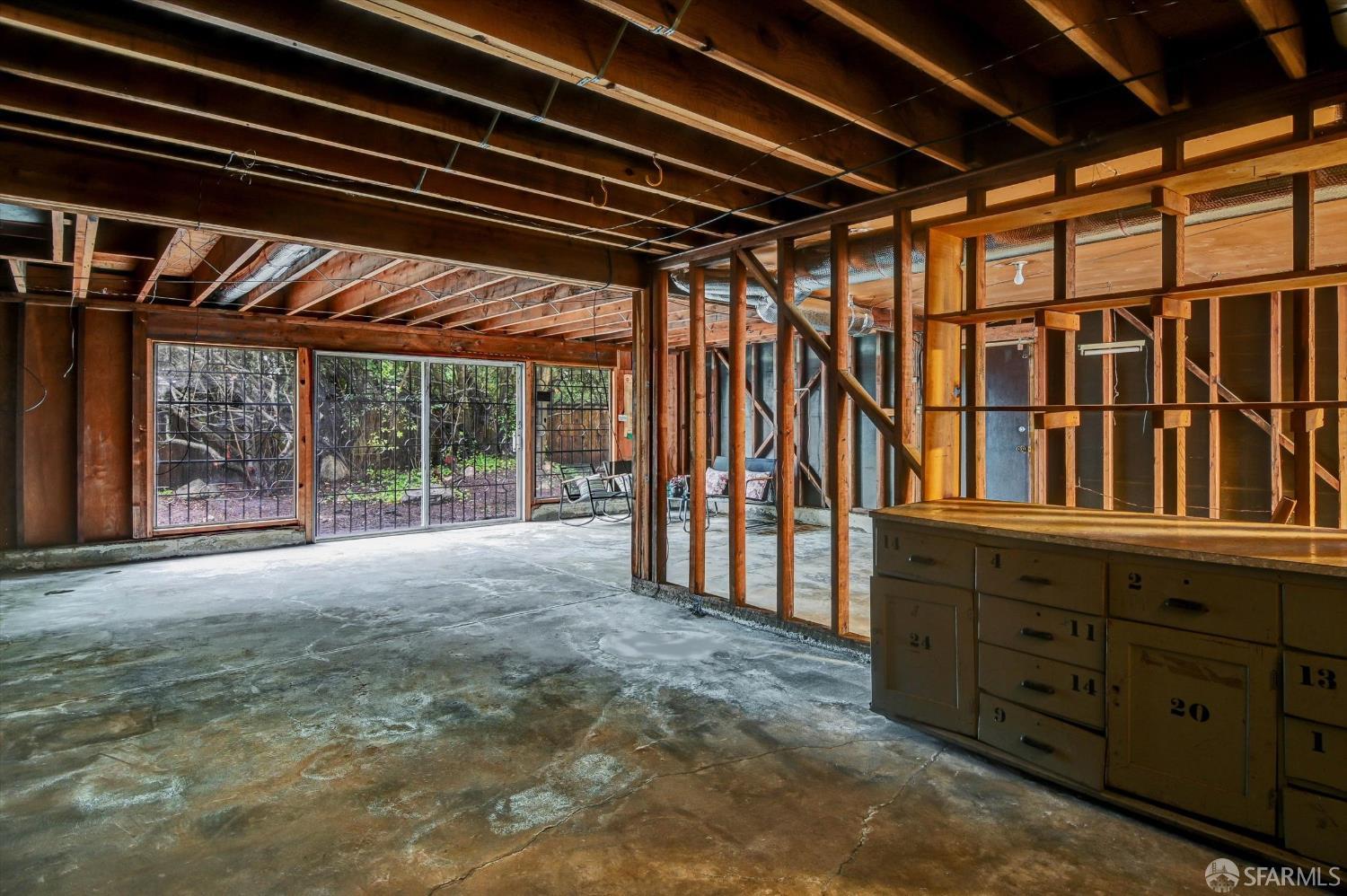 Detail Gallery Image 34 of 43 For 635 Parkview Cir, Pacifica,  CA 94044 - 4 Beds | 2 Baths