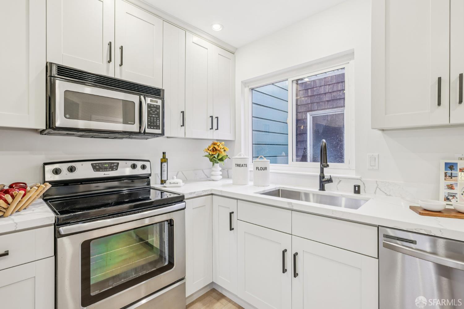 Detail Gallery Image 7 of 29 For 159 Carl St #3,  San Francisco,  CA 94117 - 3 Beds | 2 Baths