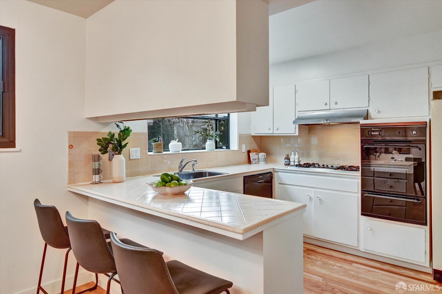 Detail Gallery Image 12 of 43 For 635 Parkview Cir, Pacifica,  CA 94044 - 4 Beds | 2 Baths