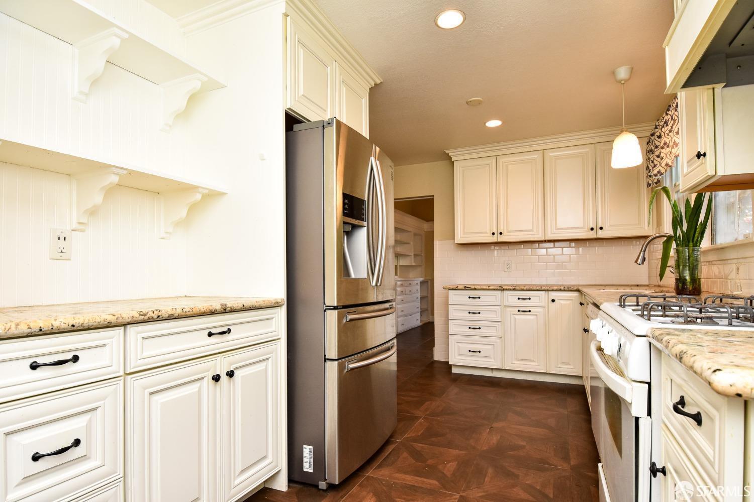 Detail Gallery Image 3 of 11 For 652 65th St, Oakland,  CA 94609 - 2 Beds | 1 Baths
