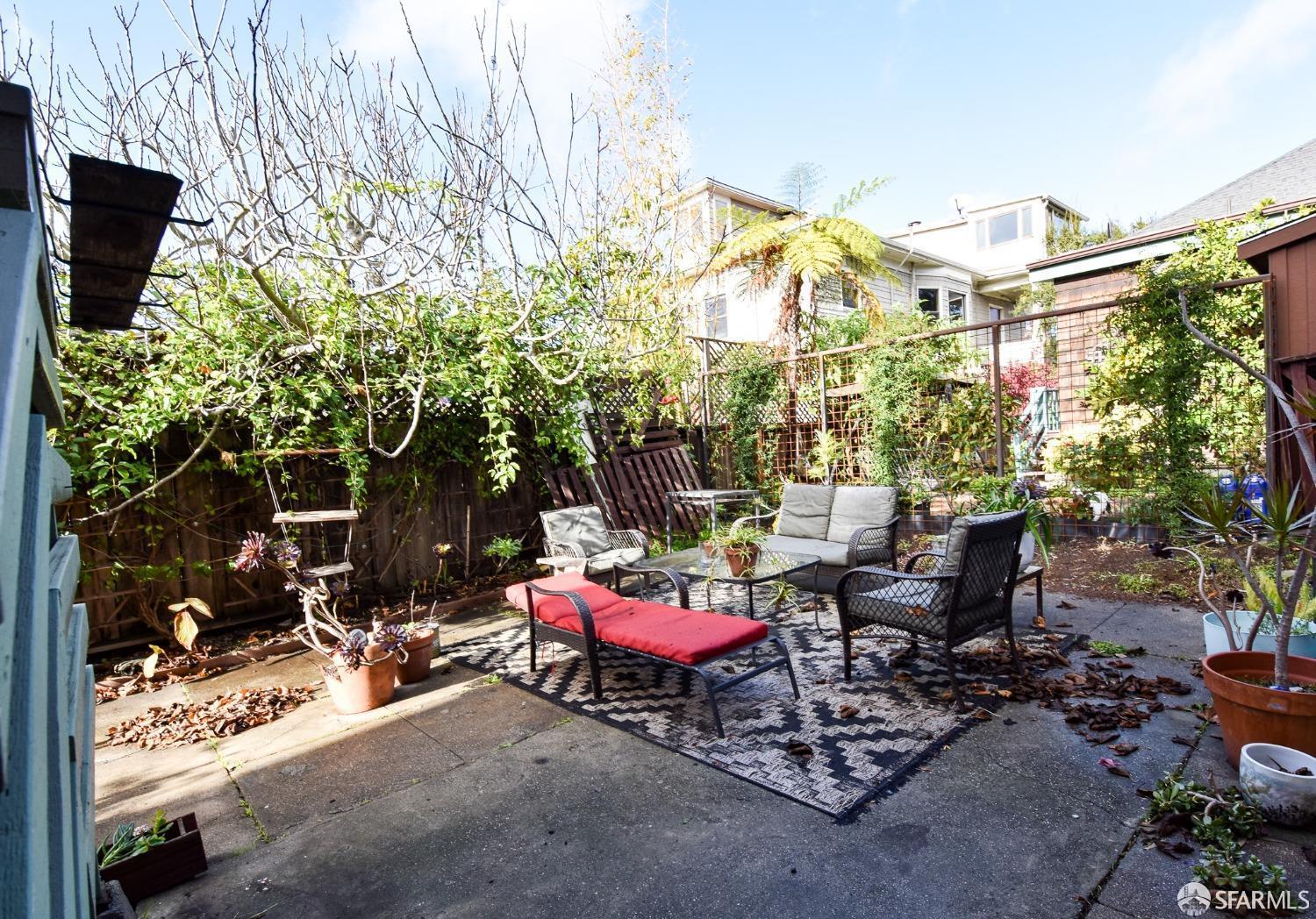 Detail Gallery Image 2 of 11 For 652 65th St, Oakland,  CA 94609 - 2 Beds | 1 Baths