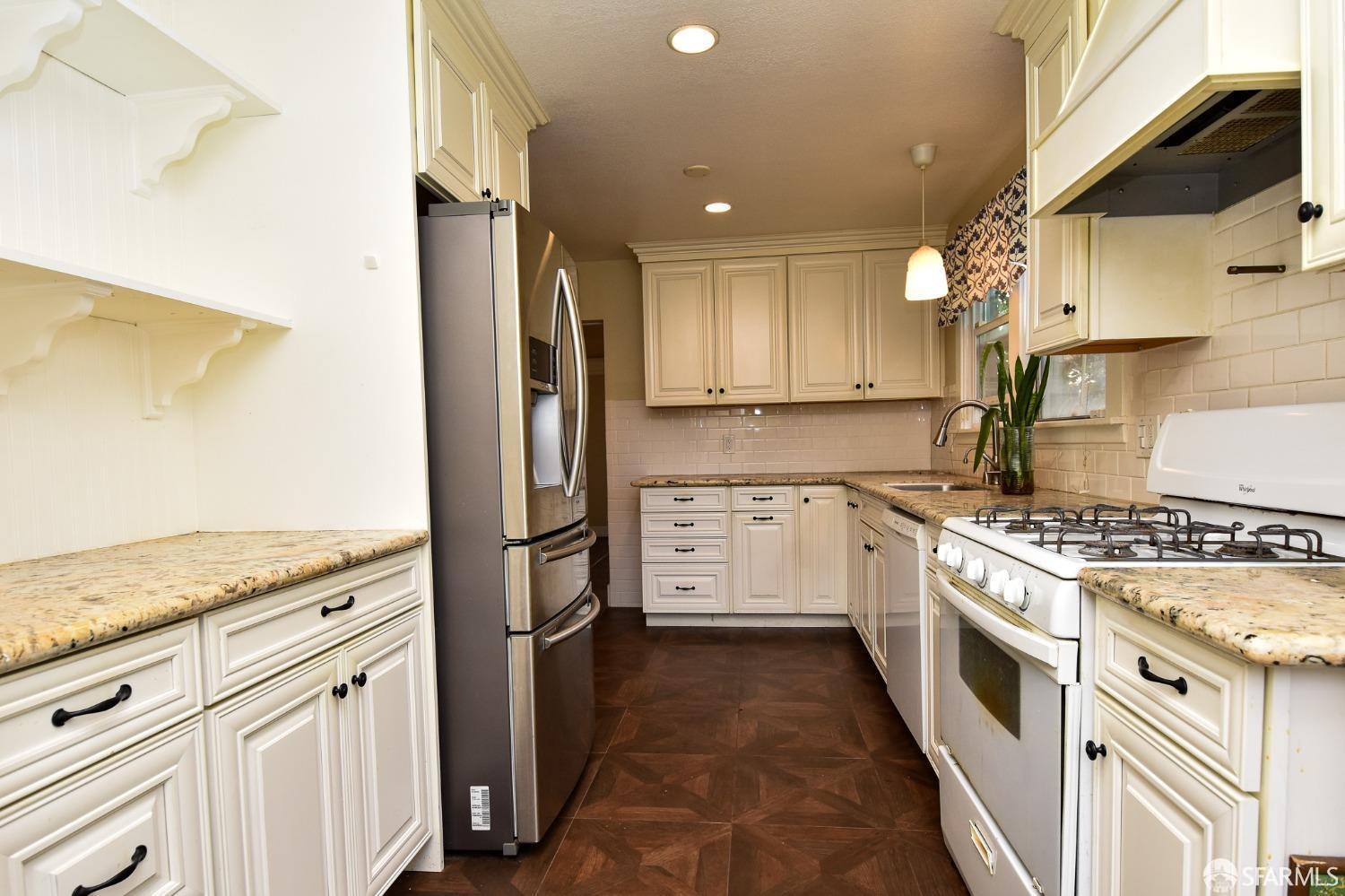 Detail Gallery Image 7 of 11 For 652 65th St, Oakland,  CA 94609 - 2 Beds | 1 Baths