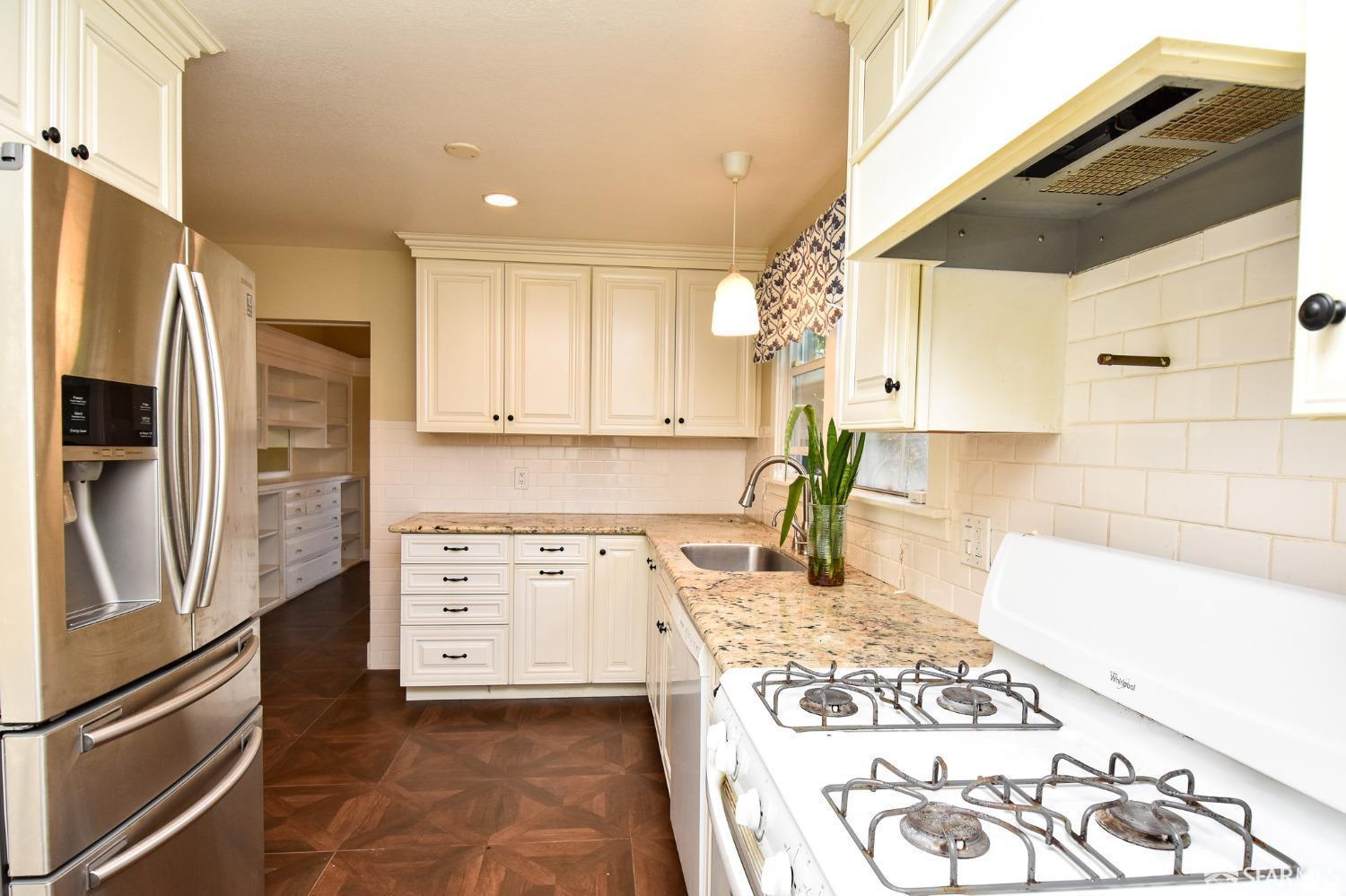 Detail Gallery Image 4 of 11 For 652 65th St, Oakland,  CA 94609 - 2 Beds | 1 Baths