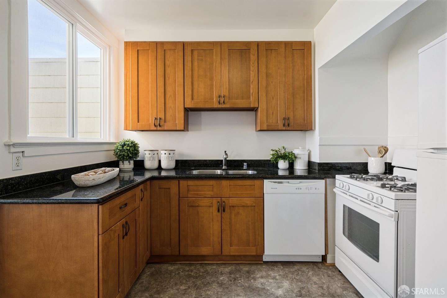 Detail Gallery Image 8 of 19 For 28 Shakespeare St, Daly City,  CA 94014 - 4 Beds | 3 Baths