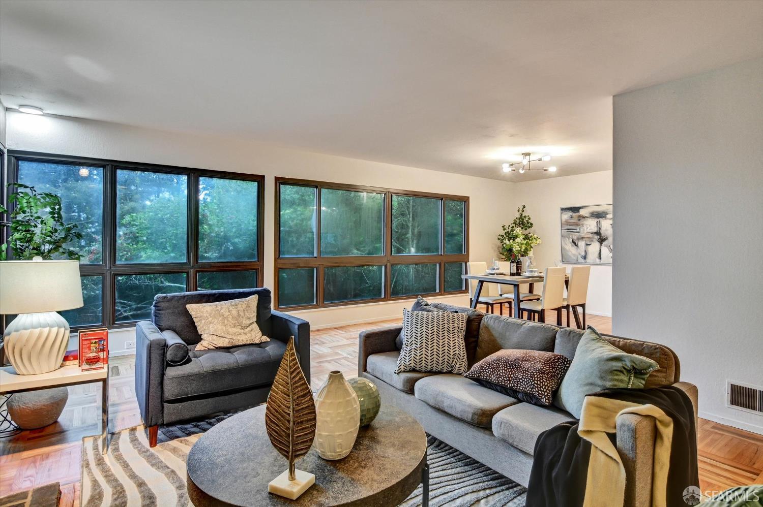 Detail Gallery Image 7 of 43 For 635 Parkview Cir, Pacifica,  CA 94044 - 4 Beds | 2 Baths