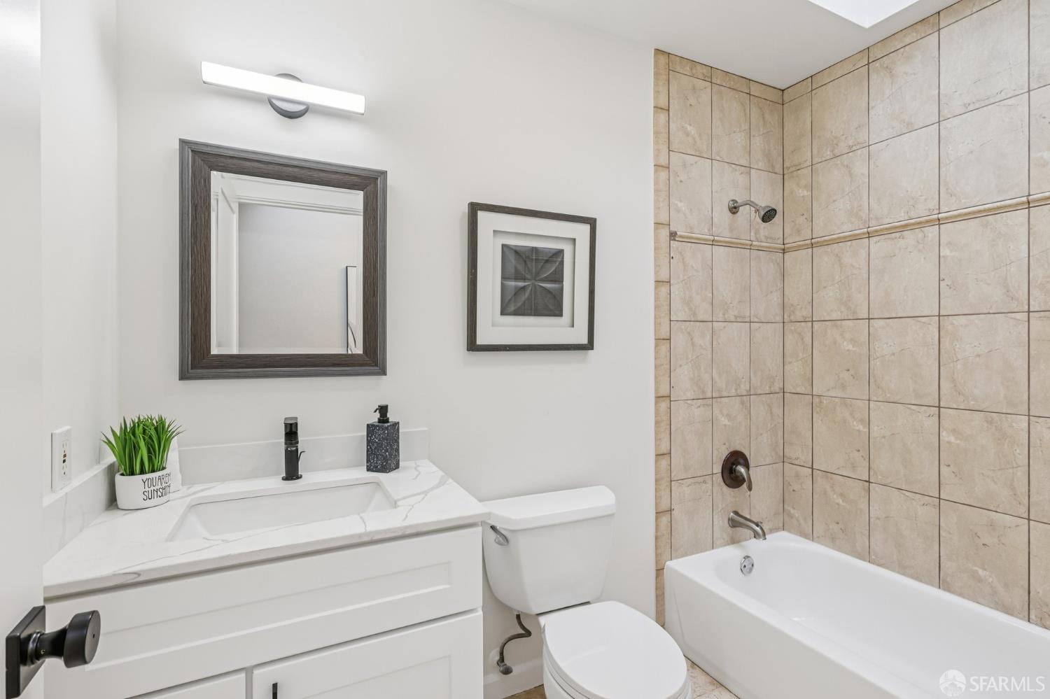 Detail Gallery Image 14 of 29 For 159 Carl St #3,  San Francisco,  CA 94117 - 3 Beds | 2 Baths