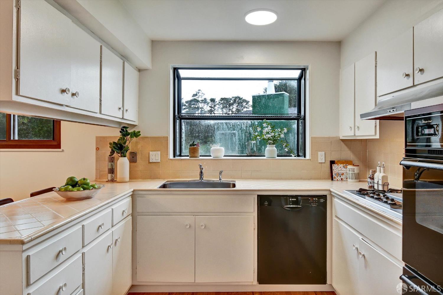 Detail Gallery Image 14 of 43 For 635 Parkview Cir, Pacifica,  CA 94044 - 4 Beds | 2 Baths