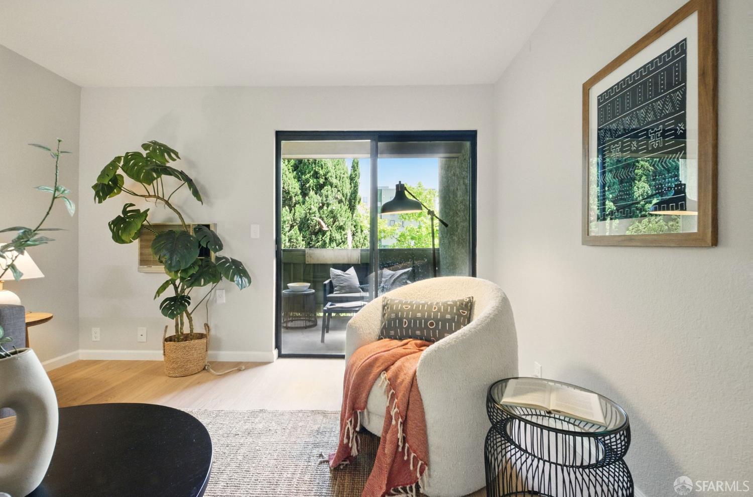 Detail Gallery Image 4 of 17 For 16006 E 14th St #101,  San Leandro,  CA 94578 - 2 Beds | 1 Baths