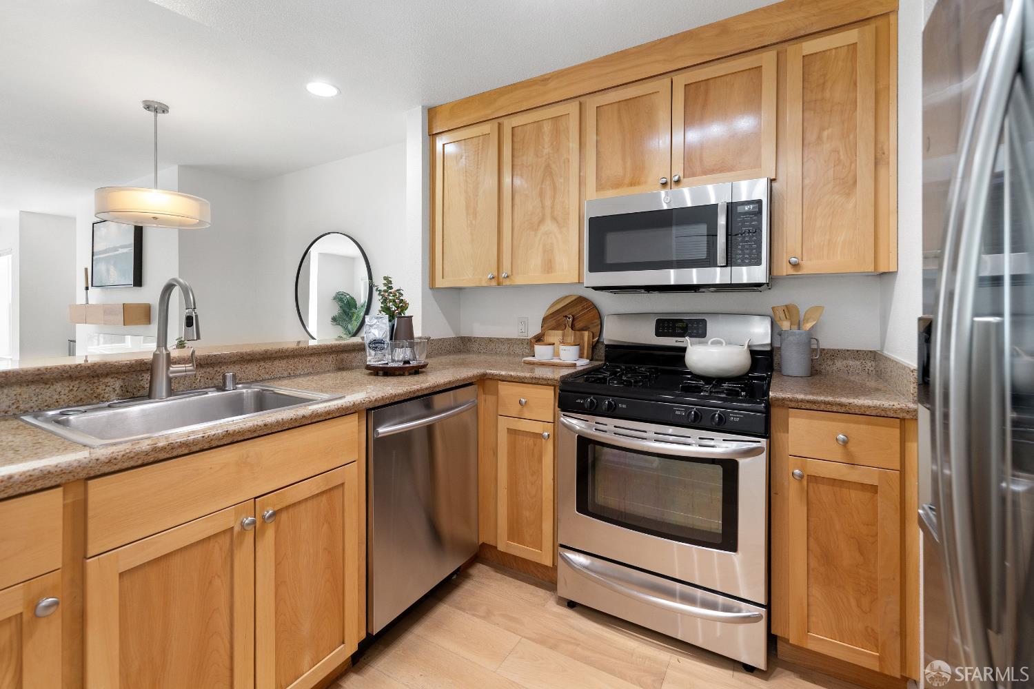 Detail Gallery Image 12 of 31 For 1880 Steiner St #208,  San Francisco,  CA 94115 - 2 Beds | 2 Baths