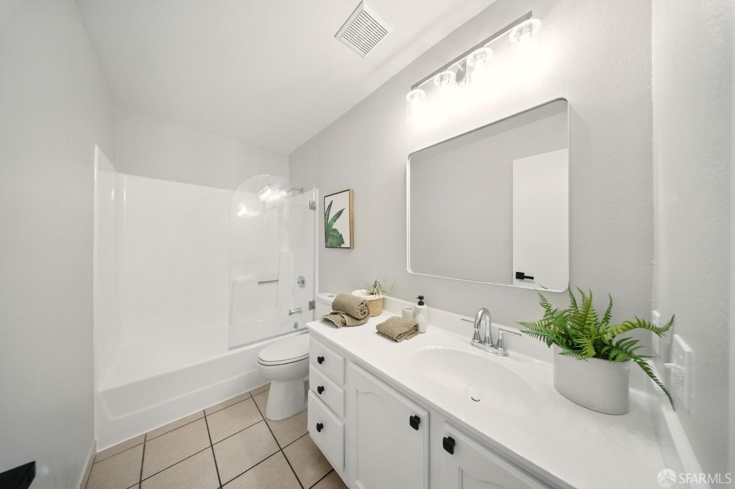 Detail Gallery Image 7 of 17 For 16006 E 14th St #101,  San Leandro,  CA 94578 - 2 Beds | 1 Baths