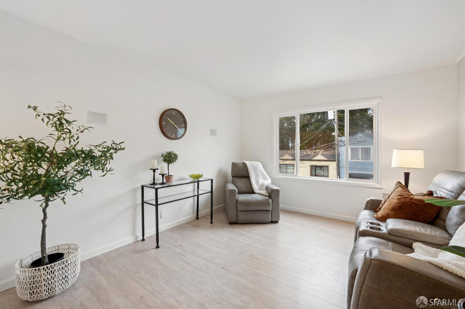 Detail Gallery Image 4 of 25 For 1174 Bowdoin St, San Francisco,  CA 94134 - 2 Beds | 1 Baths