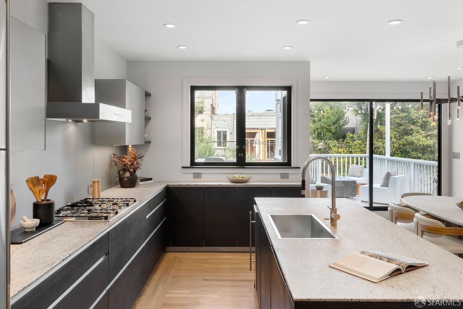 Detail Gallery Image 17 of 48 For 172 Cervantes Blvd, San Francisco,  CA 94123 - 4 Beds | 3/1 Baths