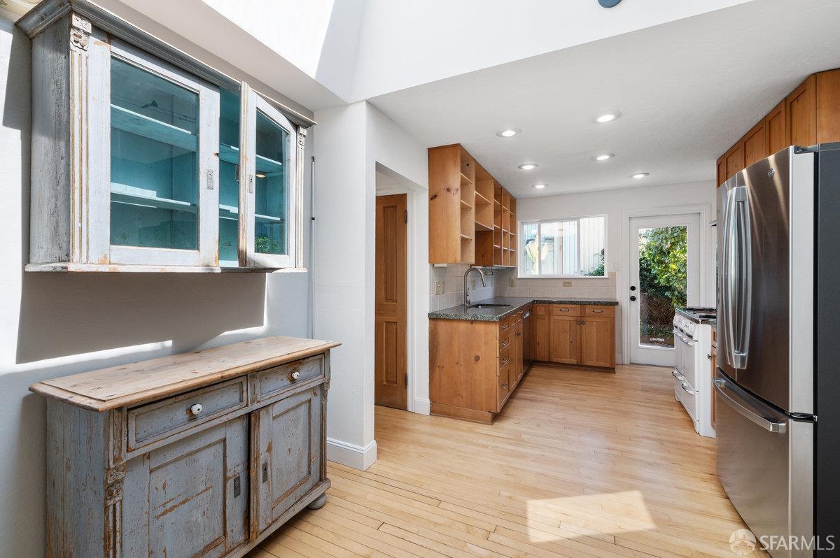 Detail Gallery Image 3 of 15 For 133 Lundys Ln, San Francisco,  CA 94110 - 3 Beds | 2 Baths