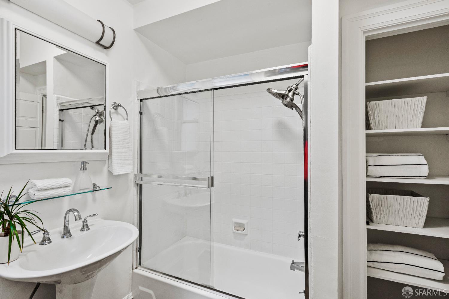 Detail Gallery Image 21 of 89 For 106 Valley St, San Francisco,  CA 94131 - 1 Beds | 1 Baths