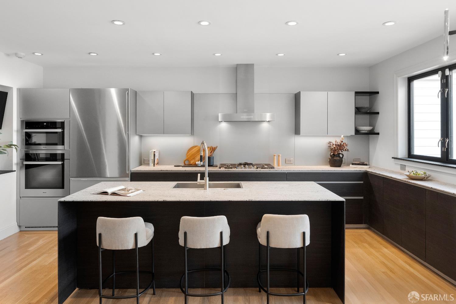 Detail Gallery Image 15 of 48 For 172 Cervantes Blvd, San Francisco,  CA 94123 - 4 Beds | 3/1 Baths