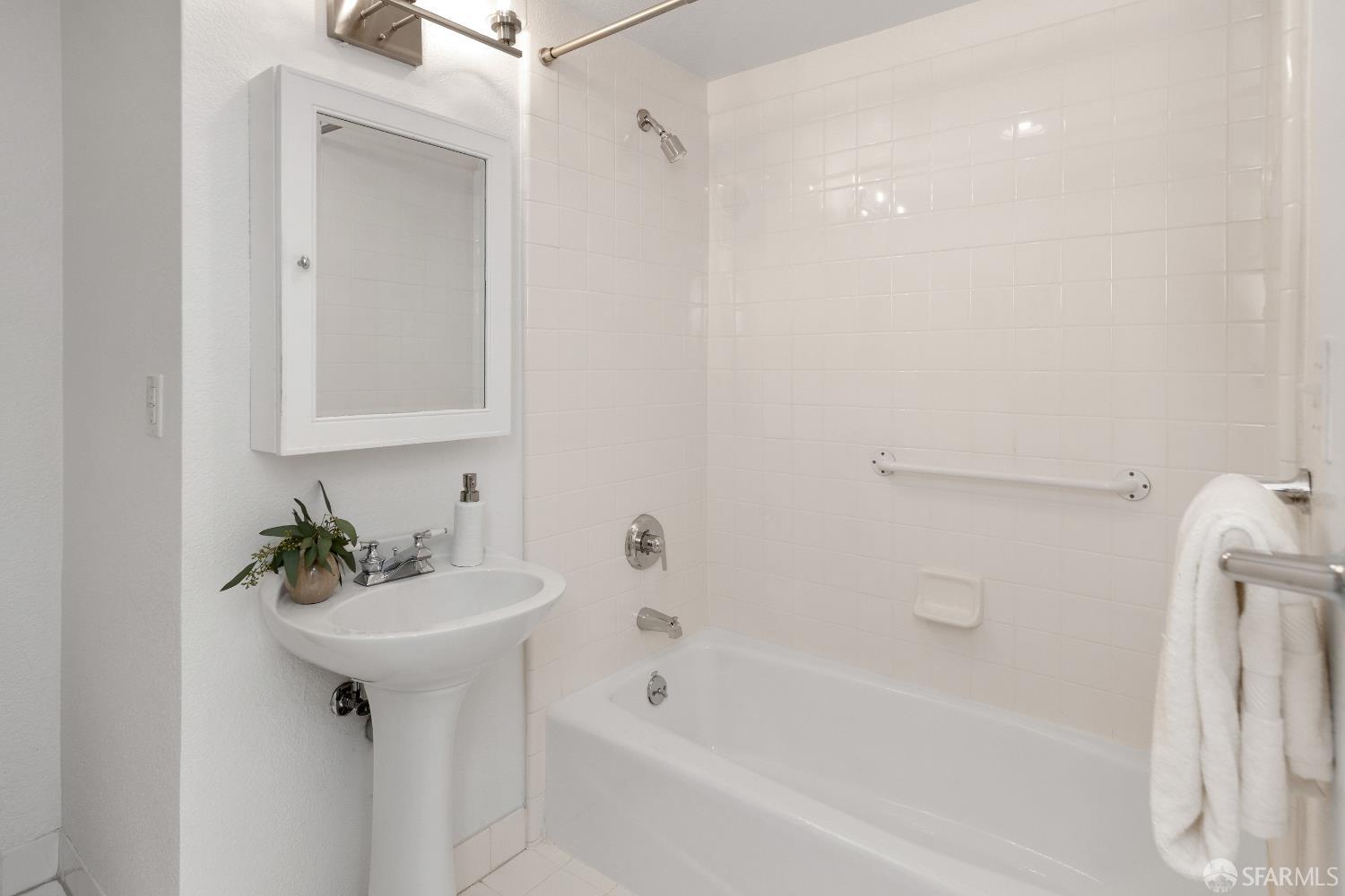 Detail Gallery Image 19 of 31 For 1880 Steiner St #208,  San Francisco,  CA 94115 - 2 Beds | 2 Baths