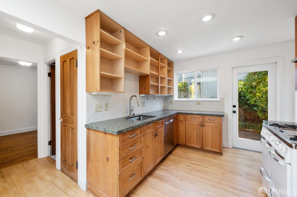 Detail Gallery Image 4 of 15 For 133 Lundys Ln, San Francisco,  CA 94110 - 3 Beds | 2 Baths