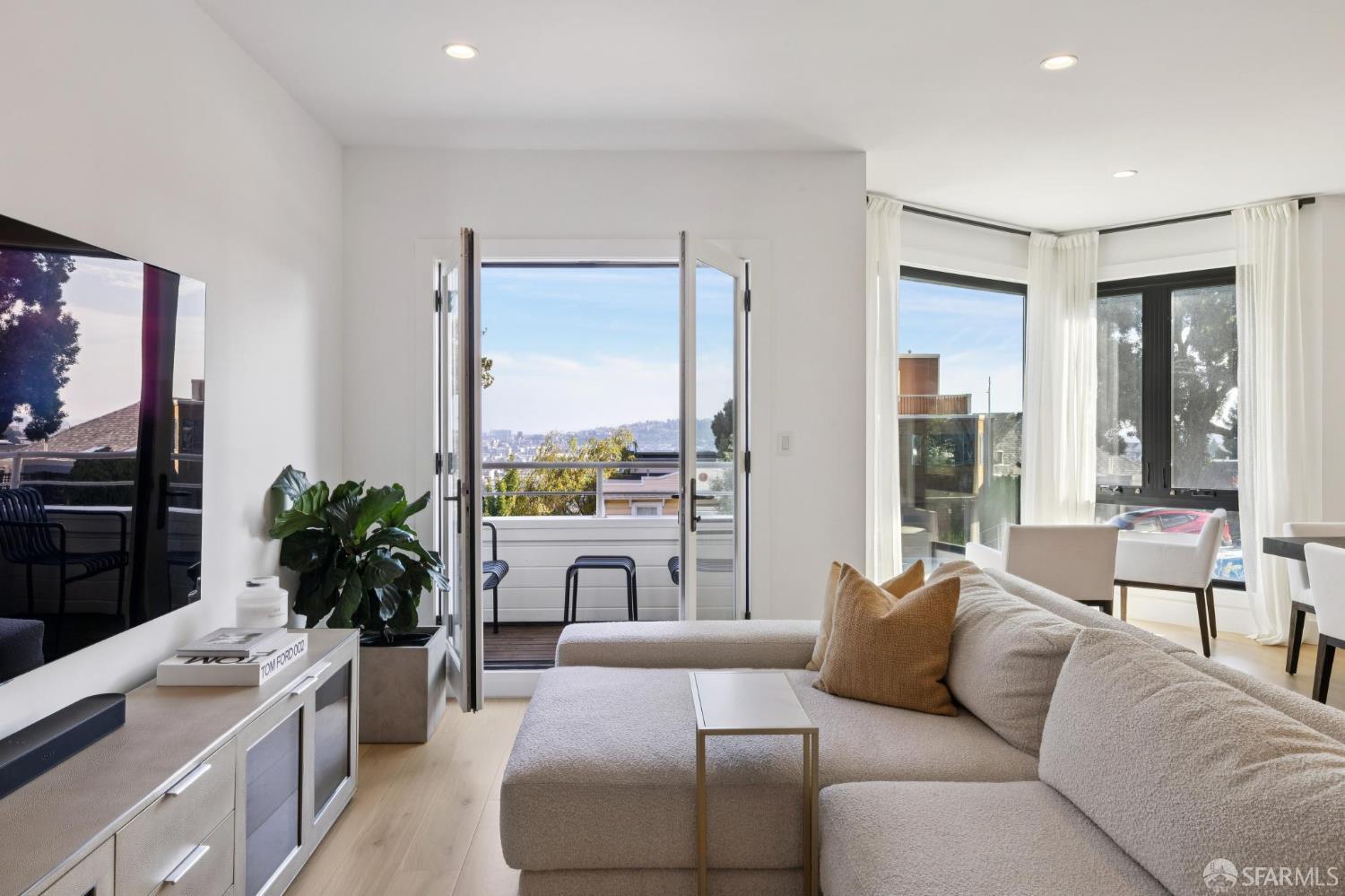 Detail Gallery Image 7 of 44 For 618 Sanchez St, San Francisco,  CA 94114 - 2 Beds | 2/1 Baths