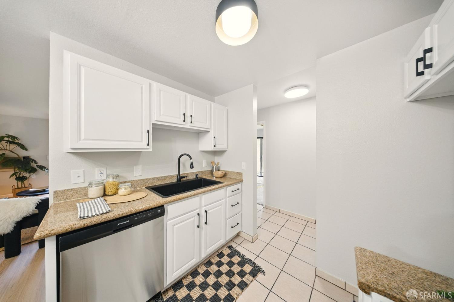 Detail Gallery Image 6 of 17 For 16006 E 14th St #101,  San Leandro,  CA 94578 - 2 Beds | 1 Baths