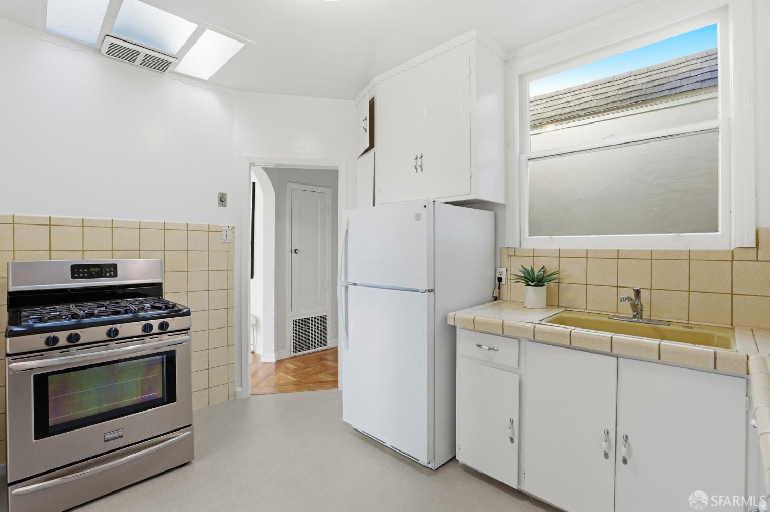 Detail Gallery Image 10 of 38 For 2442 44th Ave, San Francisco,  CA 94116 - 2 Beds | 1 Baths