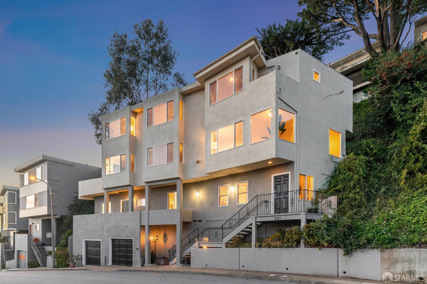 Detail Gallery Image 2 of 83 For 221 Cresta Vista Dr, San Francisco,  CA 94127 - 4 Beds | 3 Baths