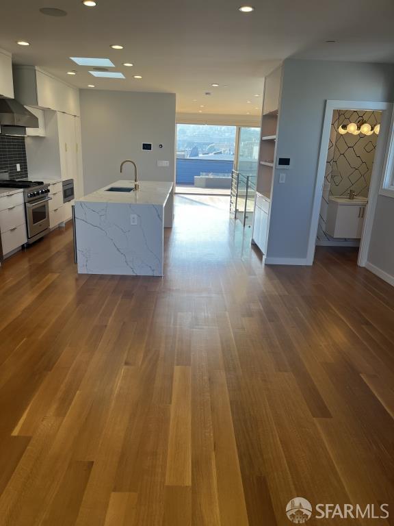 Detail Gallery Image 3 of 4 For 28 Valley St, San Francisco,  CA 94110 - 4 Beds | 3/1 Baths