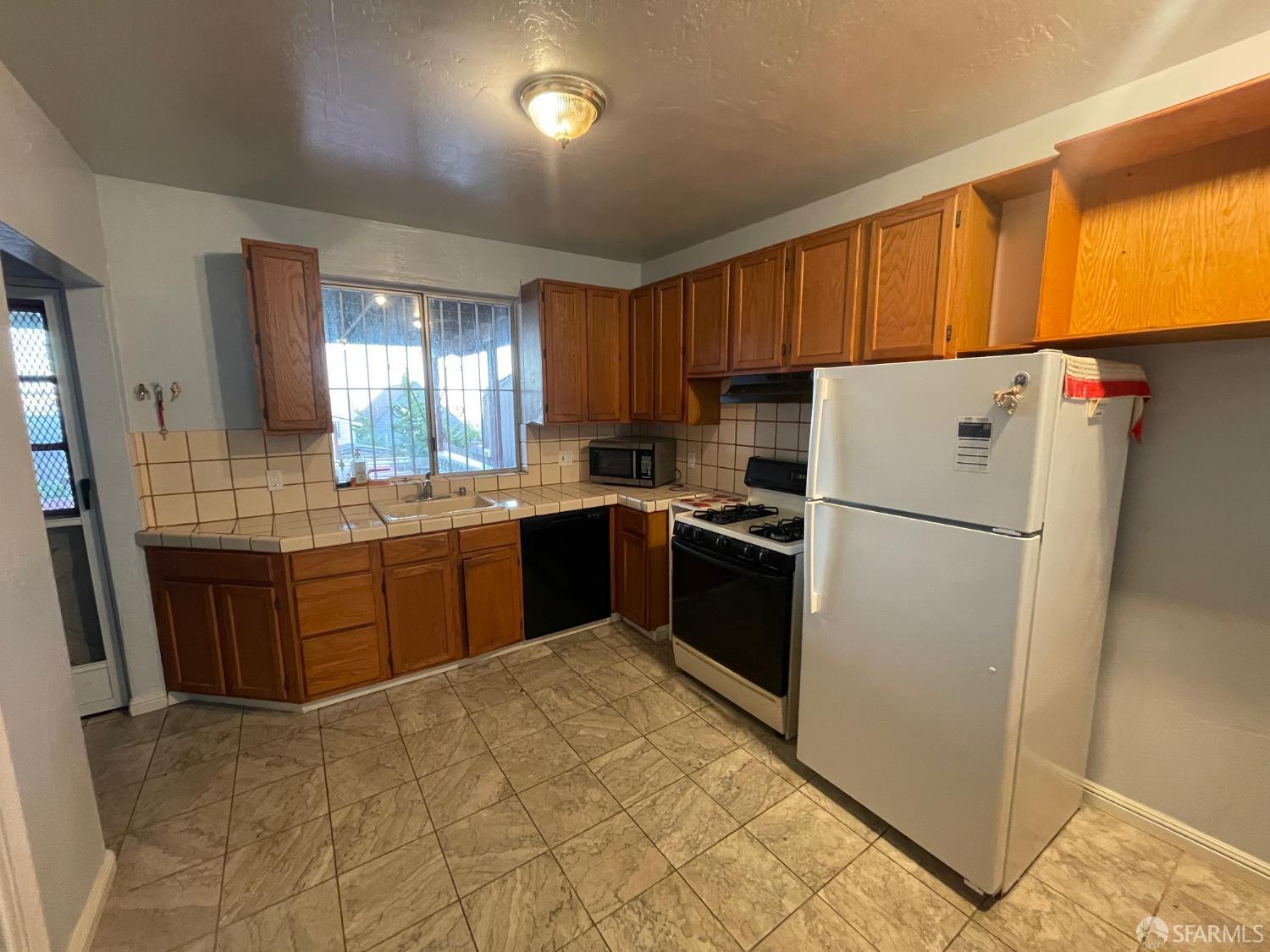 Detail Gallery Image 4 of 16 For 62 Bepler St, Daly City,  CA 94014 - 2 Beds | 1/1 Baths