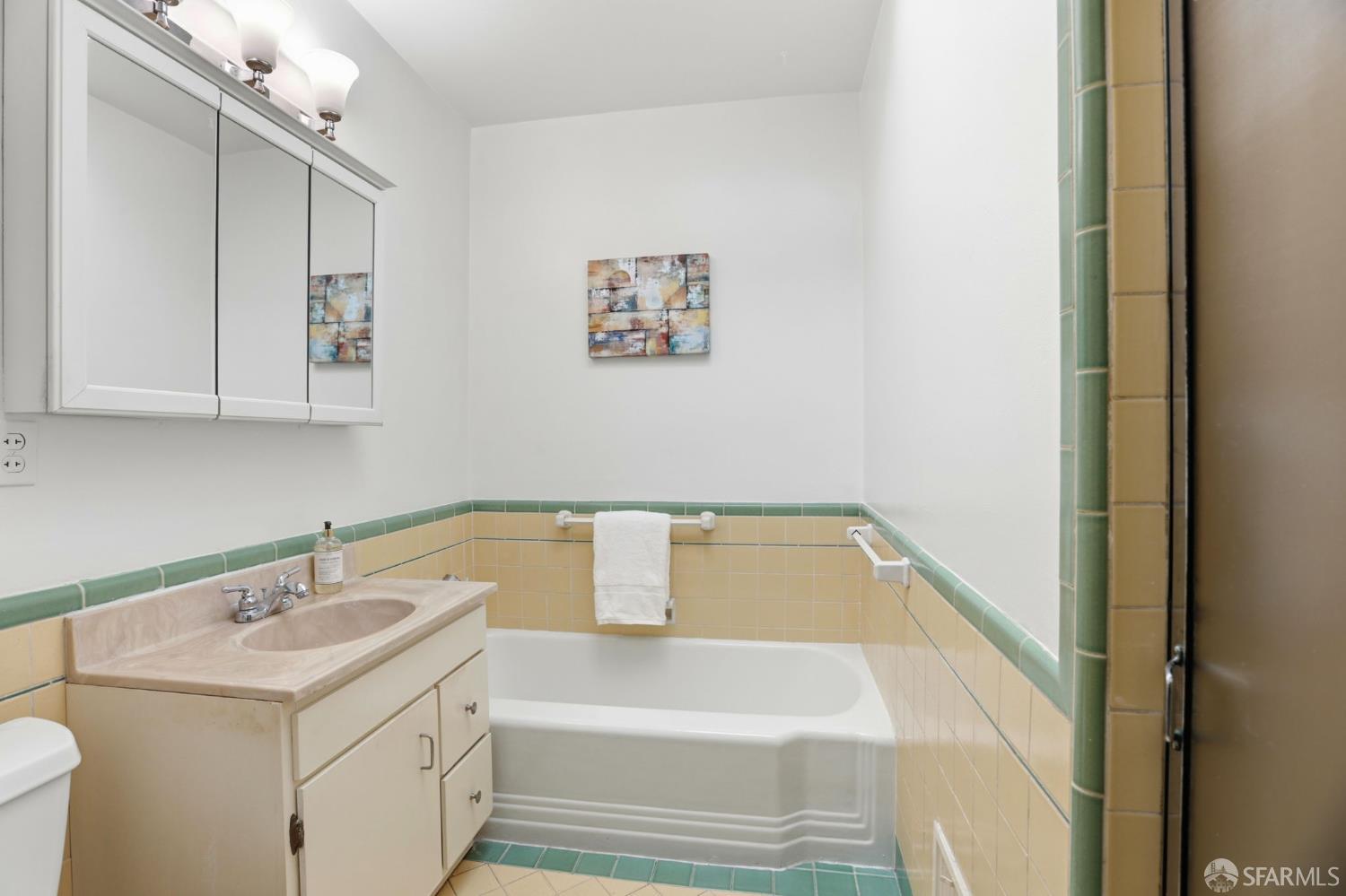 Detail Gallery Image 21 of 38 For 2442 44th Ave, San Francisco,  CA 94116 - 2 Beds | 1 Baths