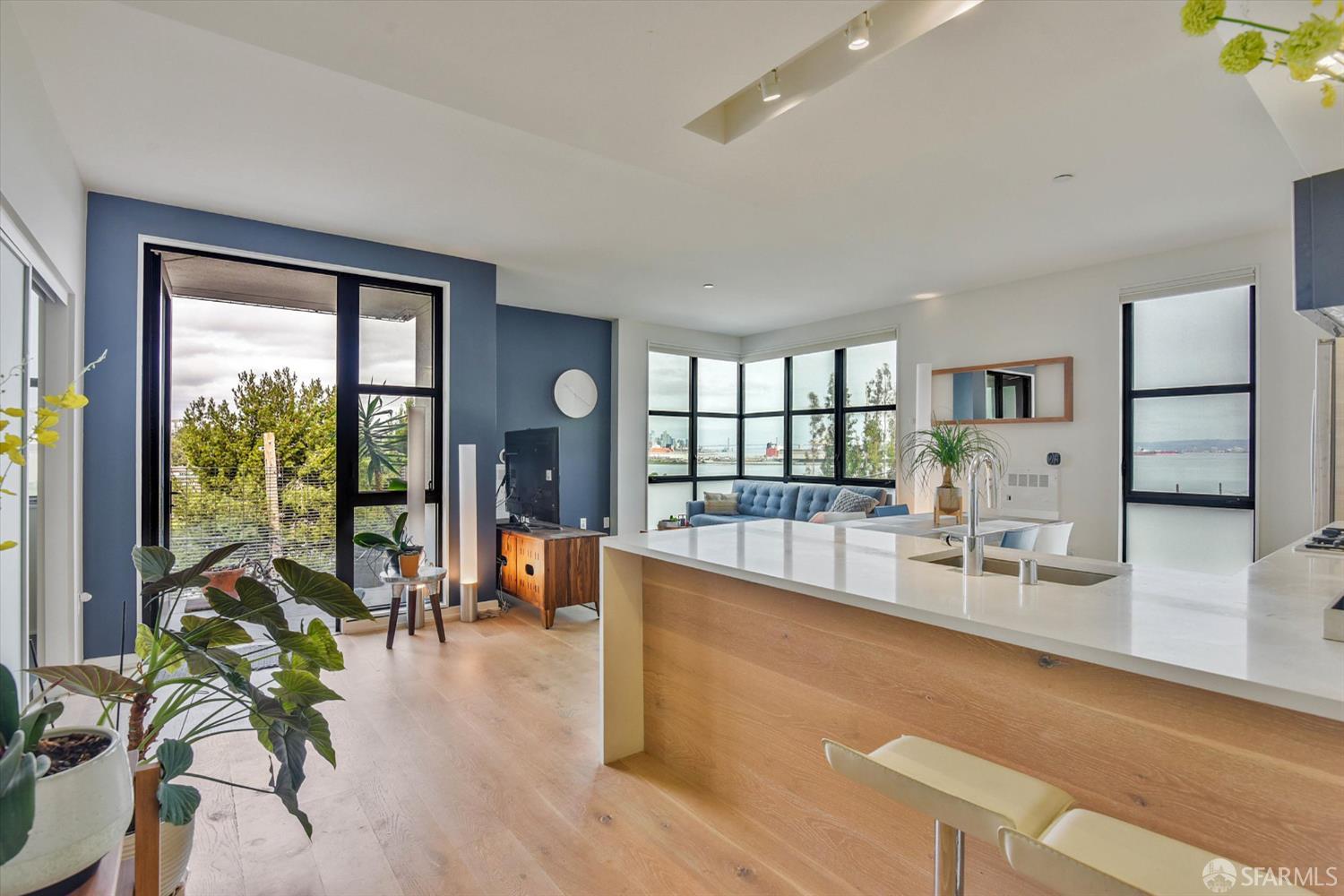 Detail Gallery Image 4 of 42 For 451 Donahue St, San Francisco,  CA 94124 - 2 Beds | 2 Baths