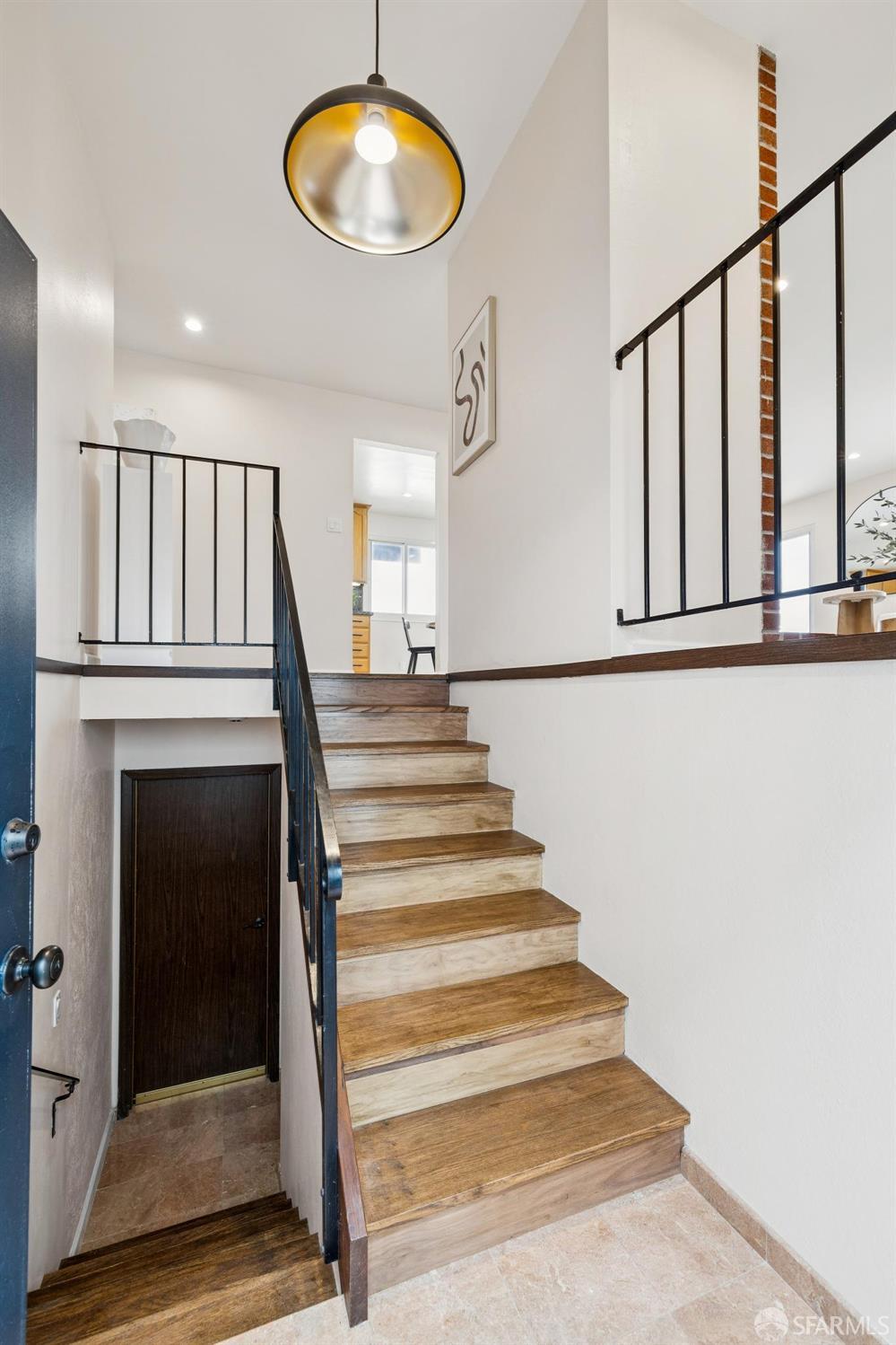 Detail Gallery Image 3 of 57 For 257 Hampshire Ct, Daly City,  CA 94015 - 5 Beds | 4 Baths