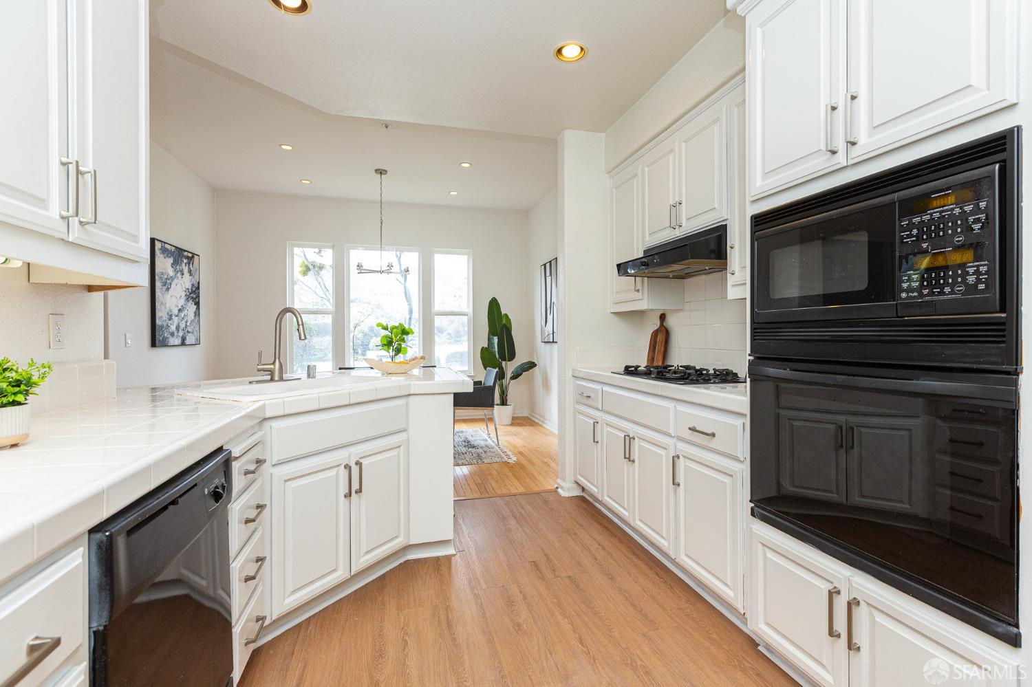 Detail Gallery Image 16 of 50 For 141 Kestrel Ct, Brisbane,  CA 94005 - 2 Beds | 2 Baths