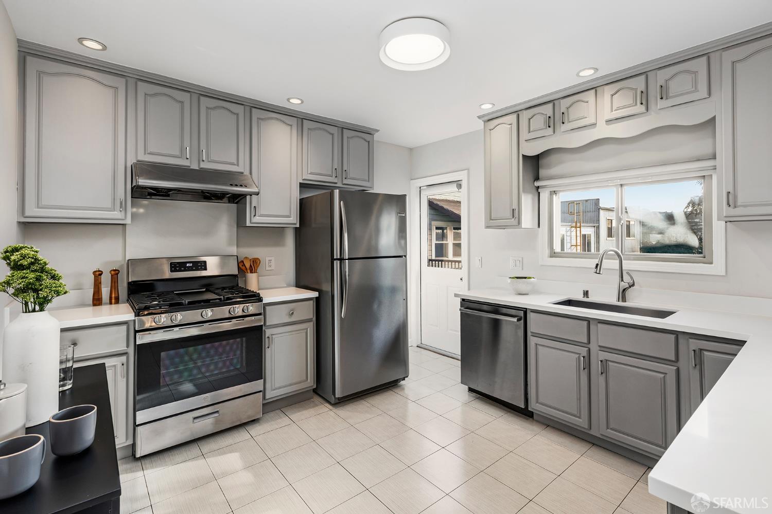 Detail Gallery Image 13 of 44 For 724 Excelsior Ave, San Francisco,  CA 94112 - 2 Beds | 2 Baths