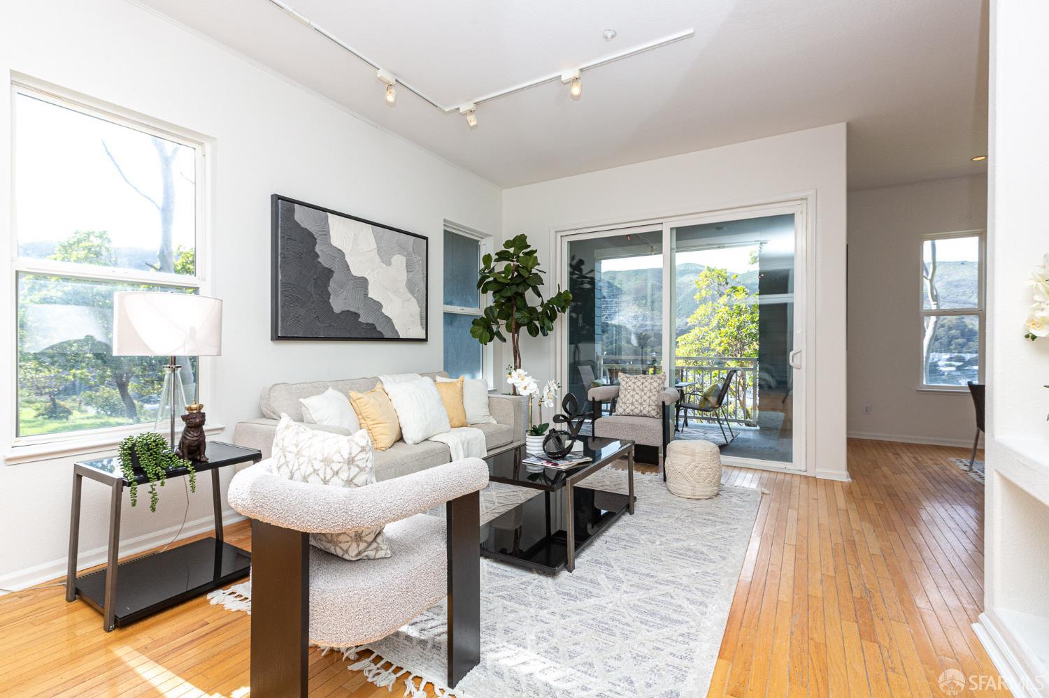 Detail Gallery Image 6 of 50 For 141 Kestrel Ct, Brisbane,  CA 94005 - 2 Beds | 2 Baths