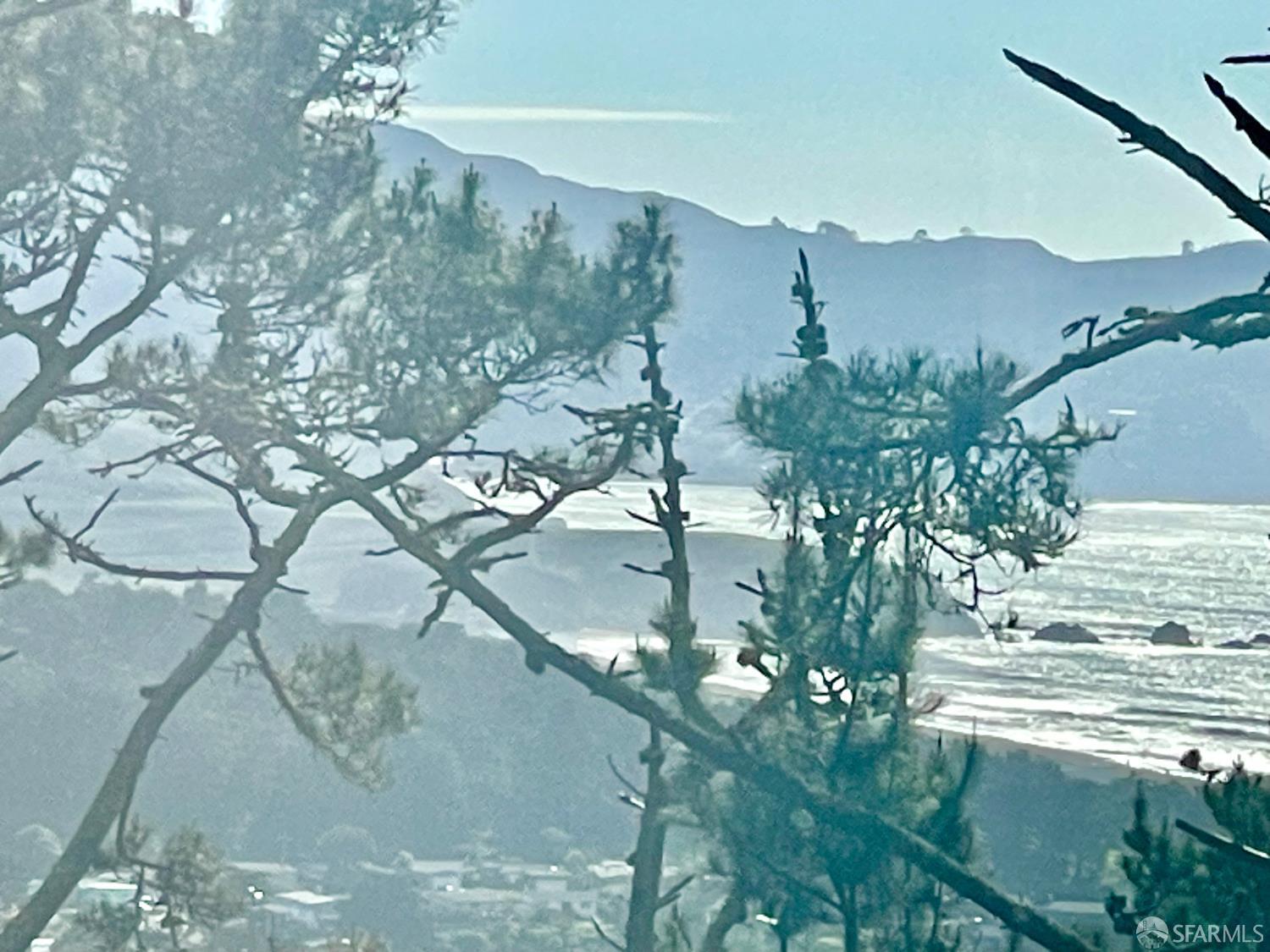 Detail Gallery Image 4 of 55 For 635 Parkview Cir, Pacifica,  CA 94044 - 4 Beds | 2 Baths