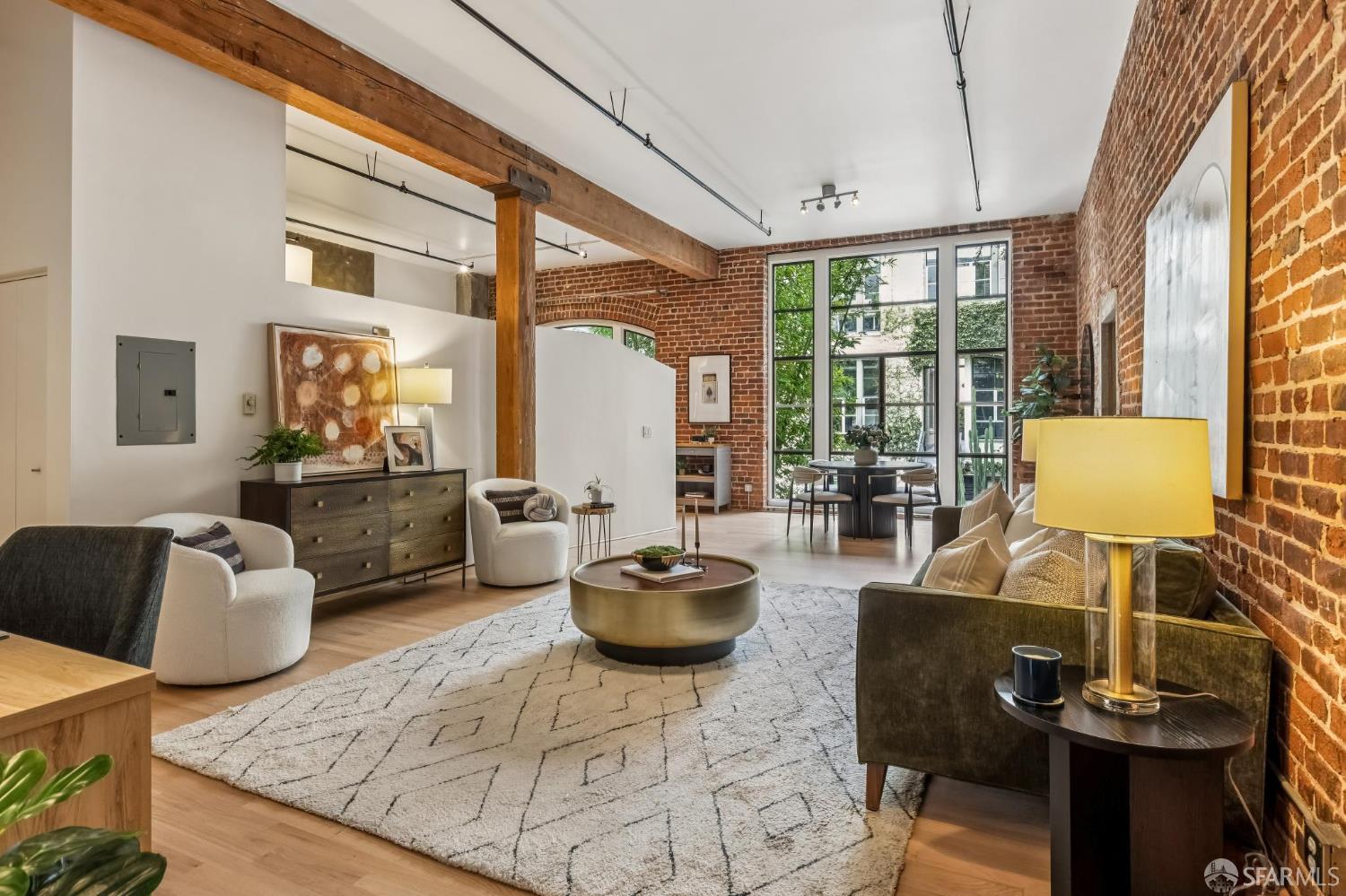 Photo #2: 425022753 Listing: Photo #2