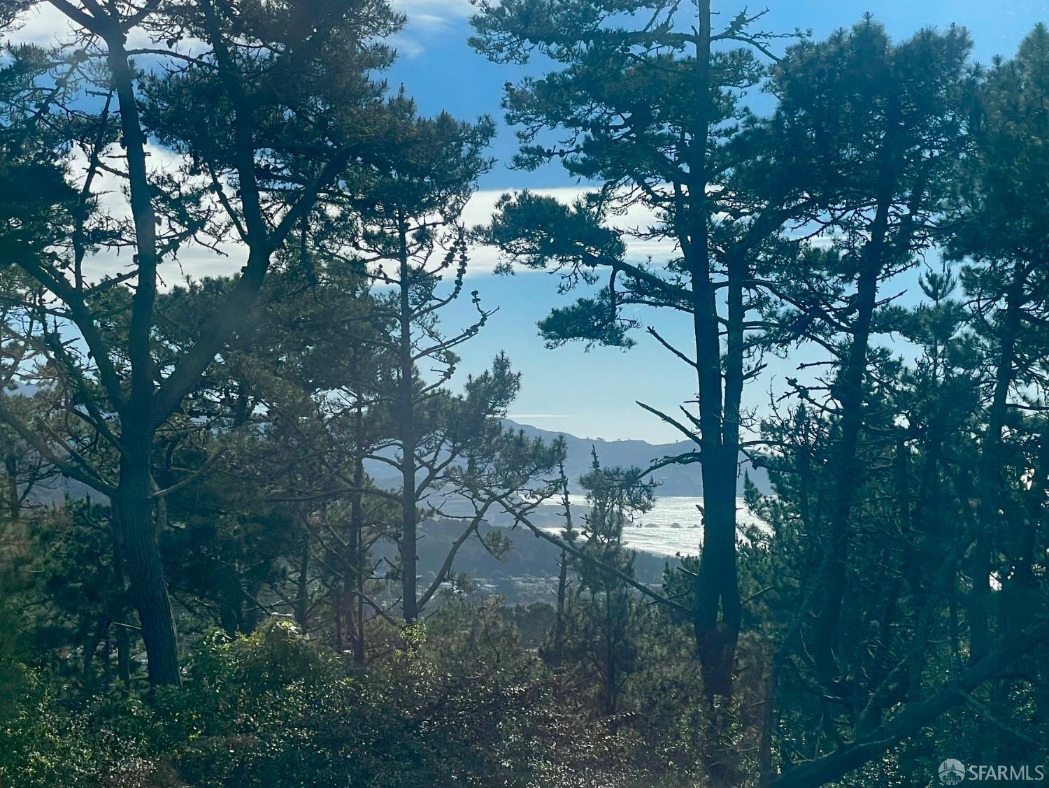 Detail Gallery Image 5 of 55 For 635 Parkview Cir, Pacifica,  CA 94044 - 4 Beds | 2 Baths