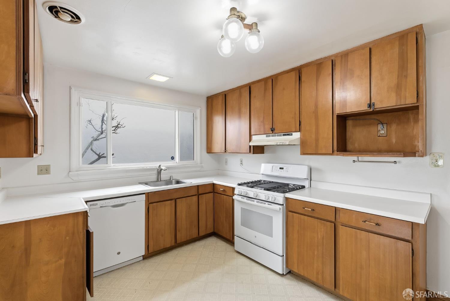 Detail Gallery Image 25 of 40 For 98 Lake Forest Dr, Daly City,  CA 94015 - 3 Beds | 2 Baths