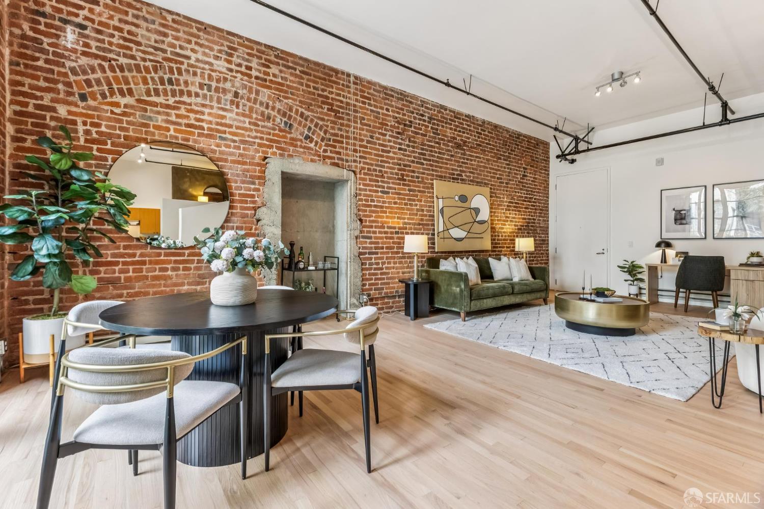 Photo #3: 425022753 Listing: Photo #3