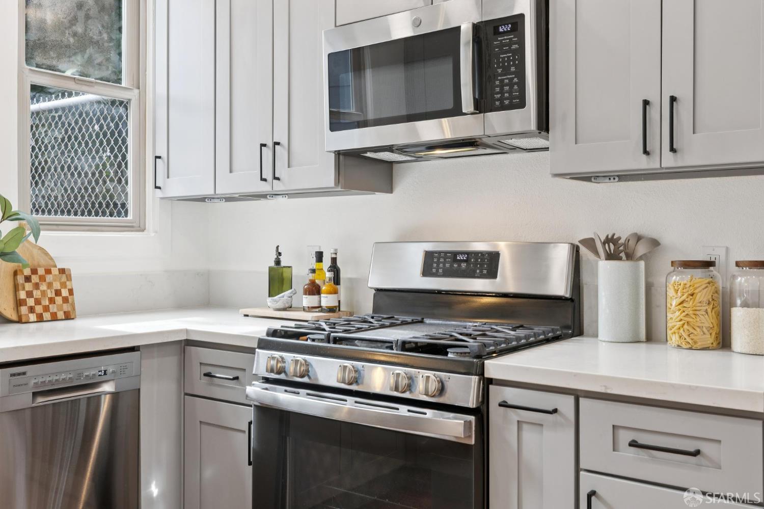 Detail Gallery Image 13 of 83 For 3369 Cesar Chavez St, San Francisco,  CA 94110 - 4 Beds | 4 Baths